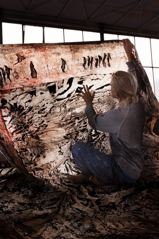 Evi Keller dans son atelier, 2023<br/>© Jeanne Bucher Jaeger