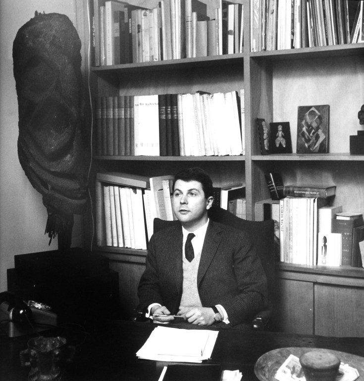 Jean-François Jaeger behind in desk in the new space of the gallery rue de Seine, 1960<br/>© Jeanne Bucher Jaeger
