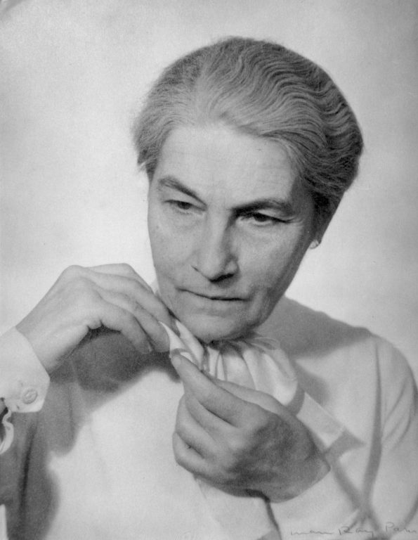 Portrait de Jeanne Bucher par Man Ray, 1937<br/>© Jeanne Bucher Jaeger