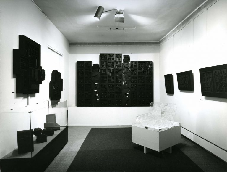 Louise Nevelson exhibition at the Galerie Jeanne Bucher Jaeger, 53 rue Jeanne Bucher, Paris, 1969<br/>© Jeanne Bucher Jaeger