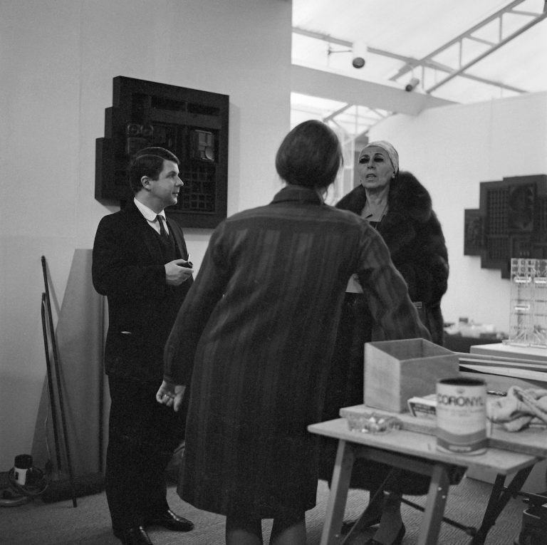 Jean-François Jaeger, Sylvie Joubert and Louise Nevelson at Galerie Jeanne Bucher, 53 rue de Seine, Paris, 1969<br/>© Jeanne Bucher Jaeger