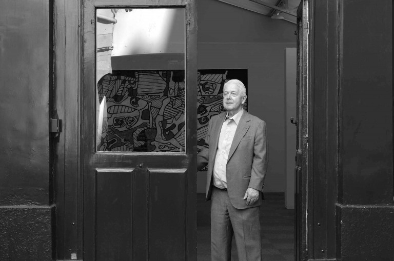 Portrait-de-Jean-François-Jaeger-devant-la-galerie-rue-de-Seine_2013_1-768x509 © Jeanne Bucher Jaeger