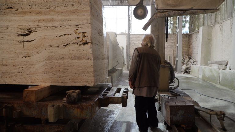 Jean-Paul Philippe and the first travertine block ready for cutting<br/>© Jeanne Bucher Jaeger