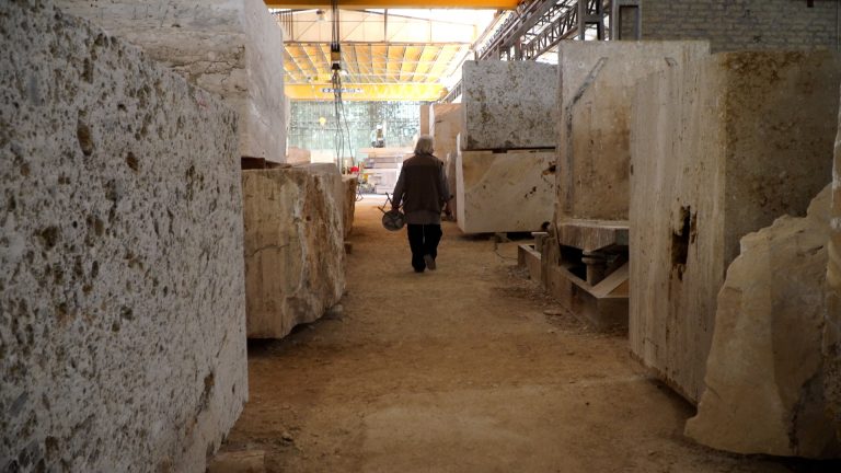 Jean-Paul Philippe and travertine blocks in the atelier<br/>© Jeanne Bucher Jaeger