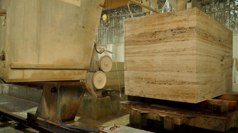 Cutting a travertine block in the atelier<br/>© Jeanne Bucher Jaeger