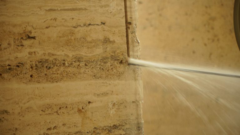 Cutting of the first block of travertine<br/>© Jeanne Bucher Jaeger