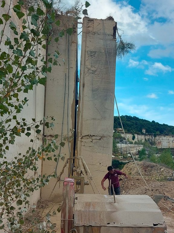 Extraction of travertine in the quarry of Serre Di Rapolano<br/>© Jeanne Bucher Jaeger