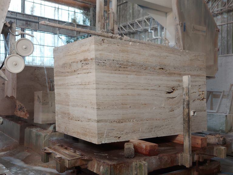 Cutting of the first block of travertine<br/>© Jeanne Bucher Jaeger