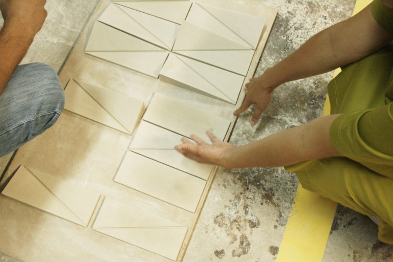 Maria Ana Vasco Costa in the atelier<br/>© Jeanne Bucher Jaeger