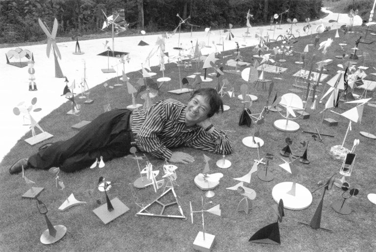 Susumu Shingu surrounded by models of his sculptures, outside his studio<br/>© Jeanne Bucher Jaeger