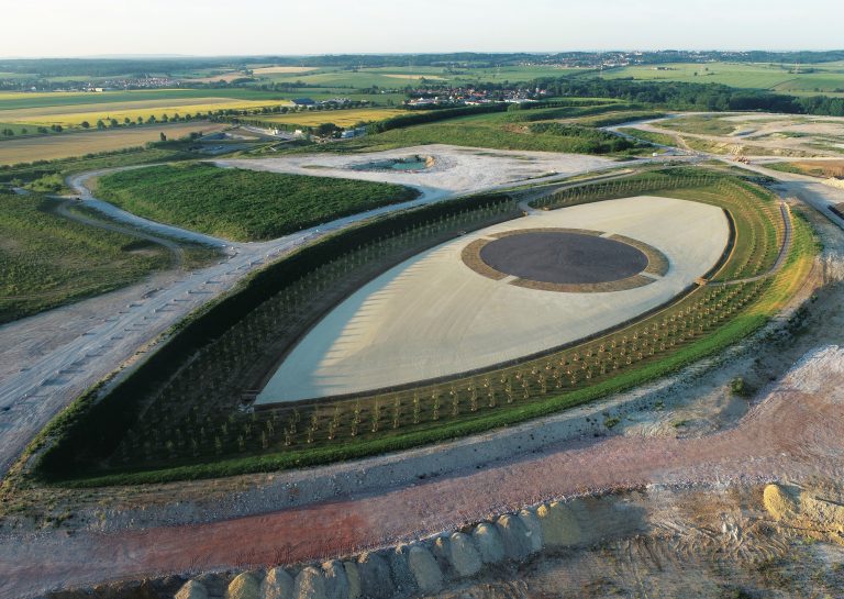 Antoine Grumbach, L’Œil du ciel, réalisé par ECT à Villeneuve-sous-Dammartin, France<br/>© Jeanne Bucher Jaeger