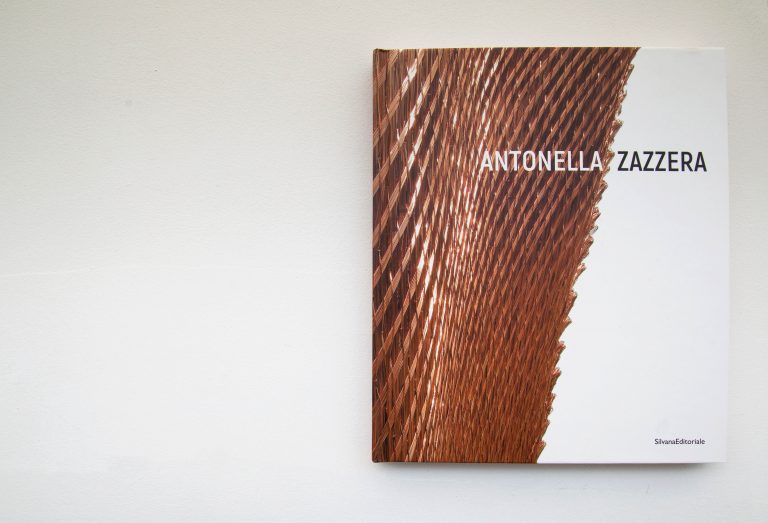 Couverture « Antonella Zazzera, Armoniche Tensioni », Édition Silvana Editoriale<br/>© Jeanne Bucher Jaeger