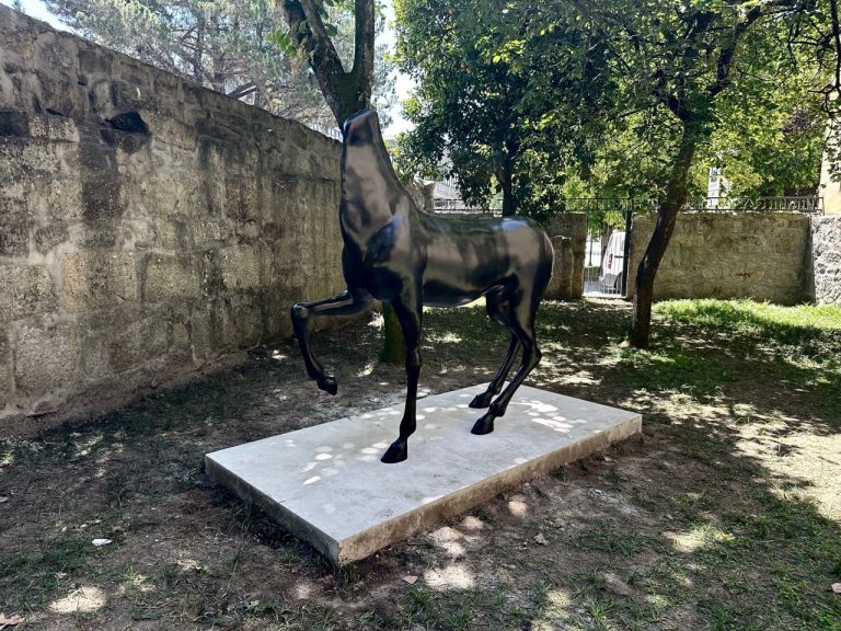 Une sculpture monumentale de Miguel Branco dans le jardin de l'Atelier António Carneiro<br/>© Jeanne Bucher Jaeger