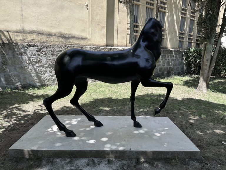 Une sculpture monumentale de Miguel Branco dans le jardin de l'Atelier António Carneiro<br/>© Jeanne Bucher Jaeger