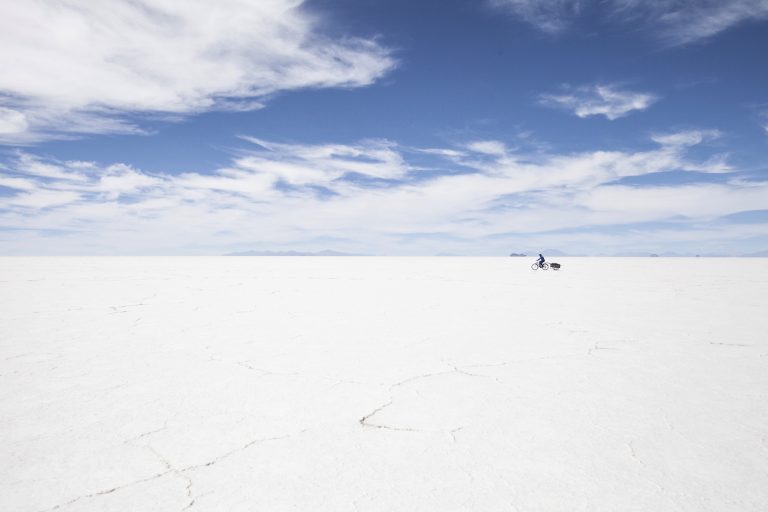 À vélo sur le désert de sel, 2014, projet Elina<br/>© Jeanne Bucher Jaeger