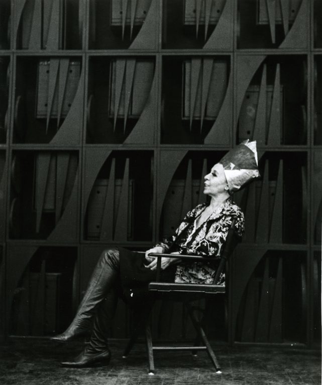 Portrait de Louise Nevelson devant Night-Focus-Dawn, vers 1969<br/>© Jeanne Bucher Jaeger