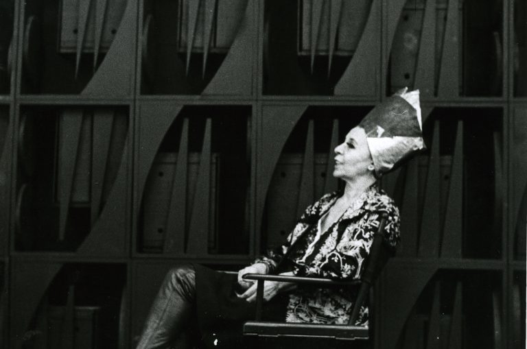 Portrait de Louise Nevelson devant Night-Focus-Dawn, vers 1969 © Jeanne Bucher Jaeger