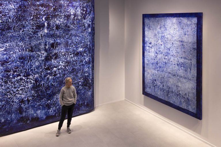 Vue de l'exposition Evi Keller, Matière-Lumière [Or bleu, Soleils ensevelis]<br/>© Jeanne Bucher Jaeger