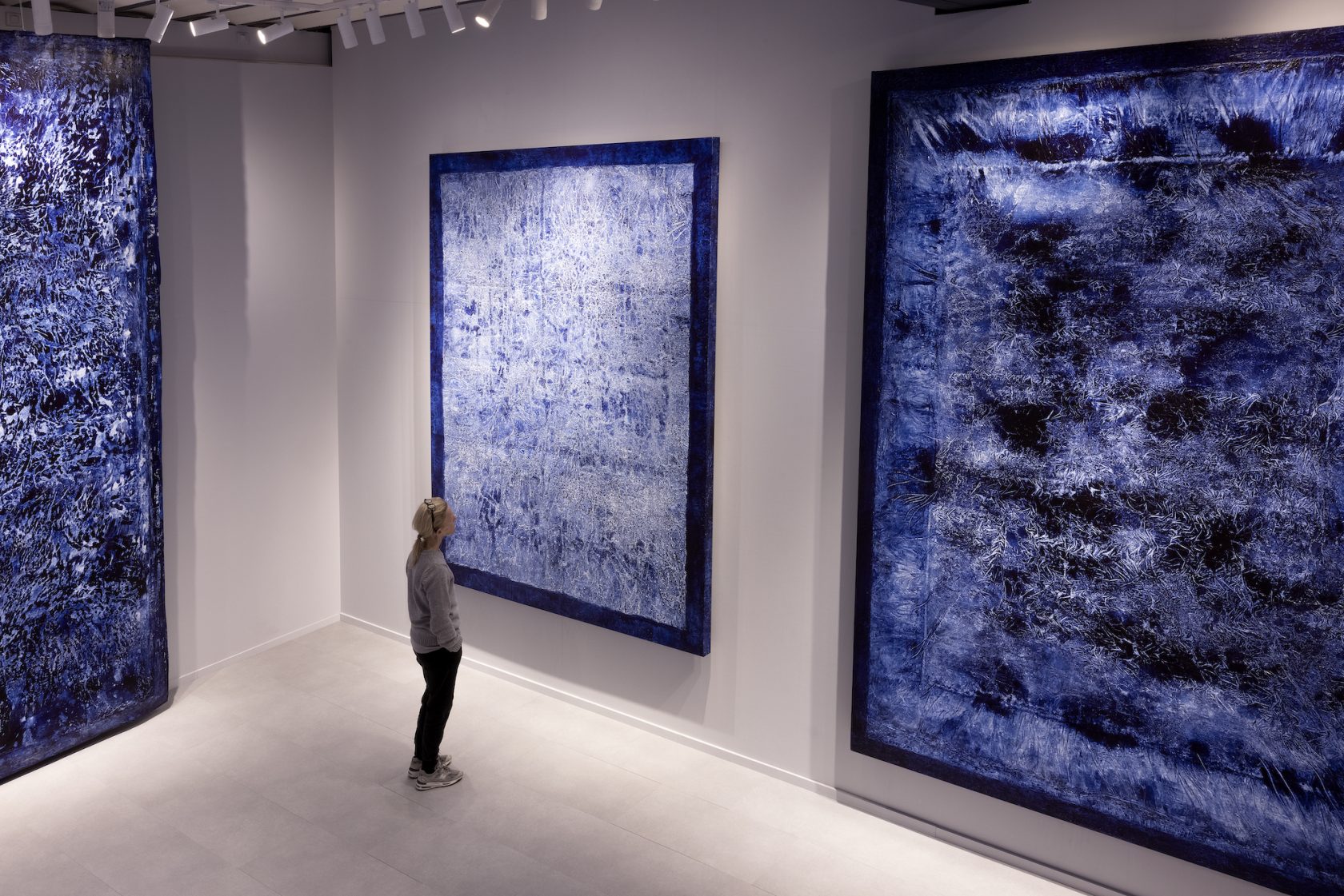 Vue de l'exposition Evi Keller, Matière-Lumière [Or bleu, Soleils ensevelis] © Jeanne Bucher Jaeger