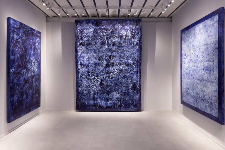 Vue de l'exposition Evi Keller, Matière-Lumière [Or bleu, Soleils ensevelis]<br/>© Jeanne Bucher Jaeger