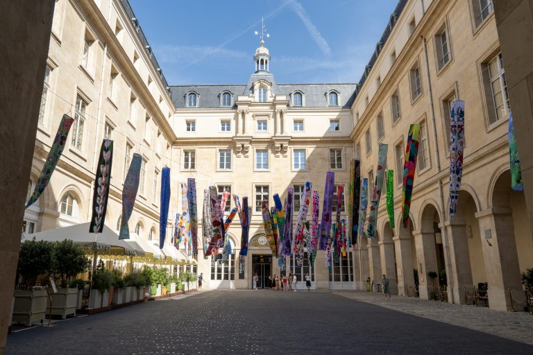Les Genki-nobori de Susumu Shingu à l’Hôtel de la Marine, 2026<br/>© Jeanne Bucher Jaeger